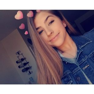 Meet your Posher, Alexis